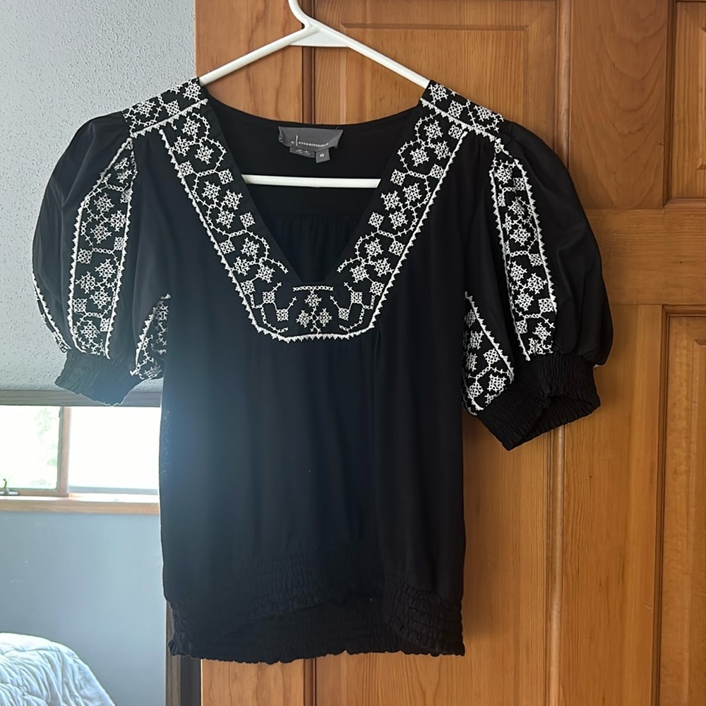 Embroidered summer top. New without tags. sz XS